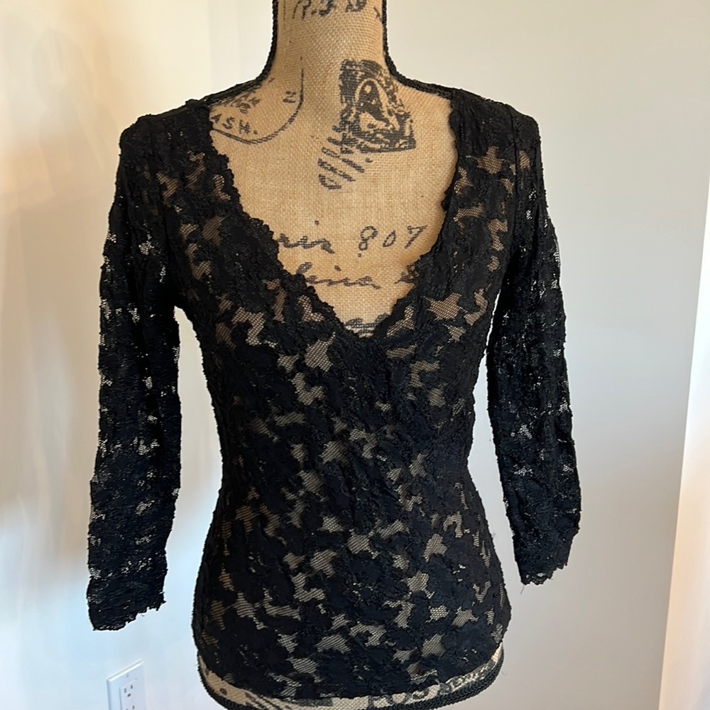 Lace v-neck top (cache)
